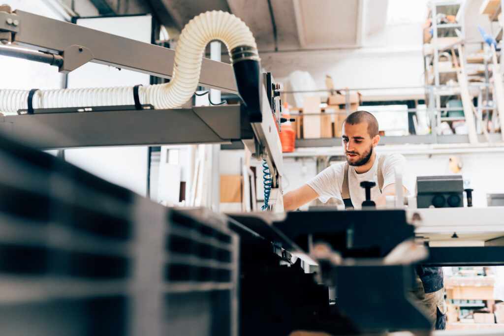 Almanya iş ilanlarında endüstriyel ve teknik sektörlerdeki iş gücü ihtiyacı her geçen gün artıyor. Makine kullanımı ve teknik beceriler gerektiren bu tür mesleklerde deneyimli adaylar öncelikli olarak değerlendiriliyor.